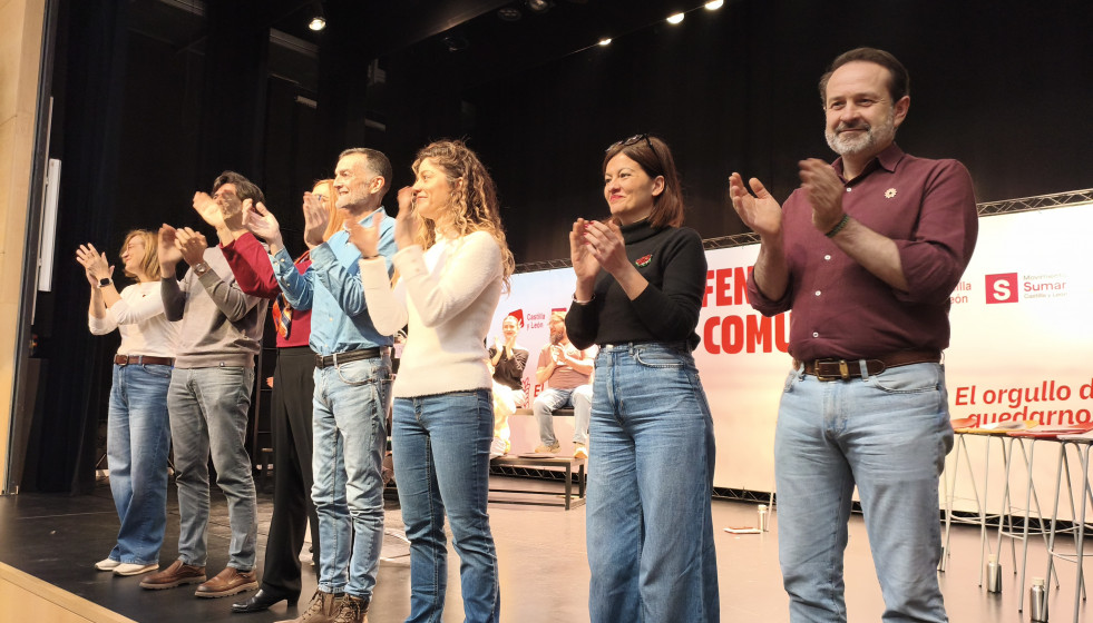 La ministra de Juventud e Infancia, Sira Rego, (segunda por la derecha) en el acto de campaña de En Común en Valladolid.