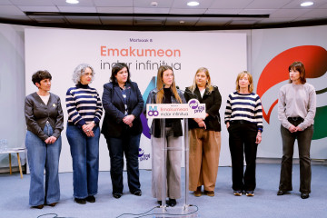 Mujres con responsabilidades institucionales e internos del PNV participan en un debate con motivo del 8M en la sede de Sabin Etxea de Bilbao
