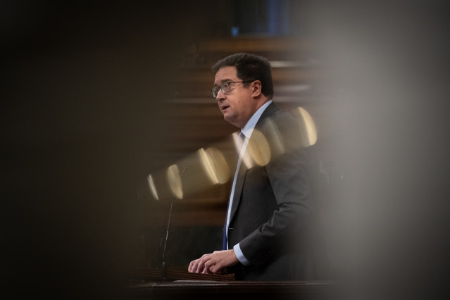 Archivo - El ministro para la Transformación Digital, Óscar López, durante una sesión plenaria en el Congreso, a 11 de diciembre de 2025, en Madrid (España).