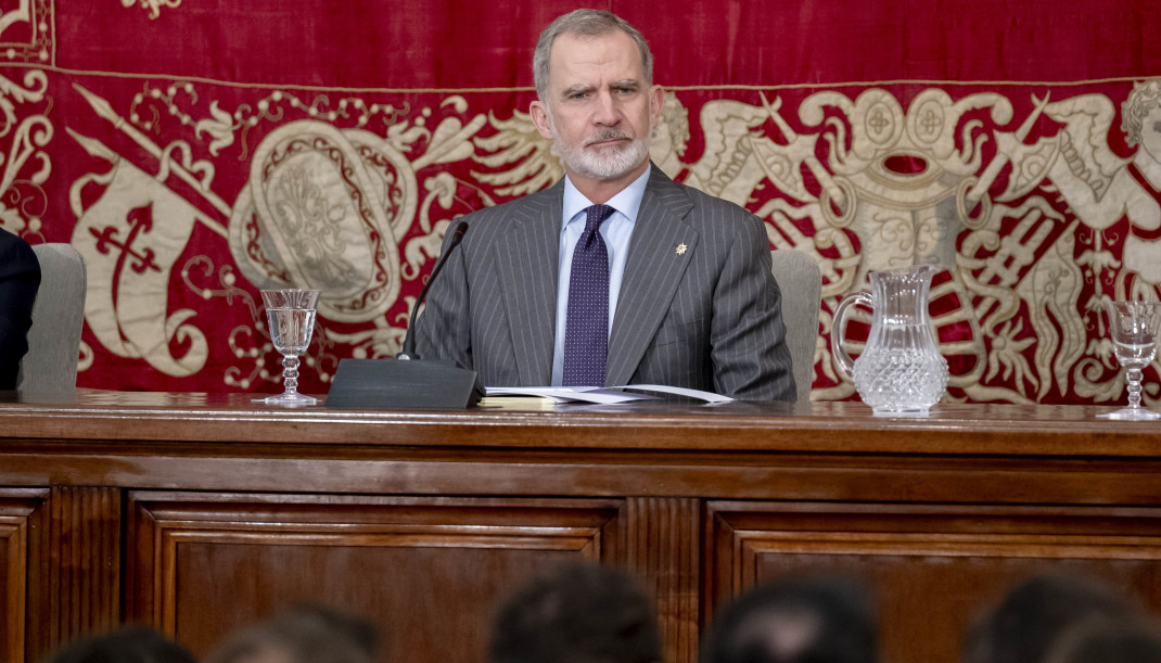 El Rey Felipe VI durante la entrega de los despachos de secretario de embajada a la LXXVII promoción de la carrera diplomática, en la Escuela Diplomática, a 26 de febrero de 2026, en Madrid (Españ