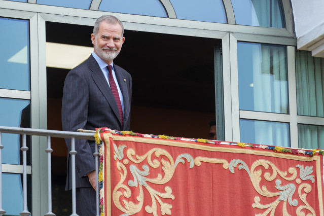 El Rey Felipe VI saluda desde el balcón del Ayuntamiento de Dos Hermanas. A 4 de marzo de 2026 en Dos Hermanas, Sevilla (Andalucía, España).