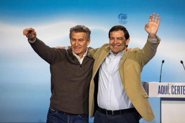 El presidente del Partido Popular, Alberto Núñez Feijóo, y el presidente de la Junta y candidato a la reelección, Alfonso Fernández Mañueco, durante un acto de campaña, a 28 de febrero de 2026, en Ávila, Castilla León (España).