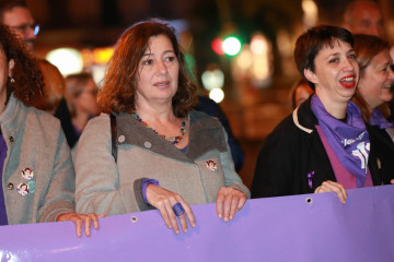 Archivo - Francina Armengol (i), durante la manifestación encabezada por el Moviment Feminista de Mallorca por el 8M, Día Internacional de la Mujer, a 8 de marzo de marzo de 2023, en Palma de Mallor