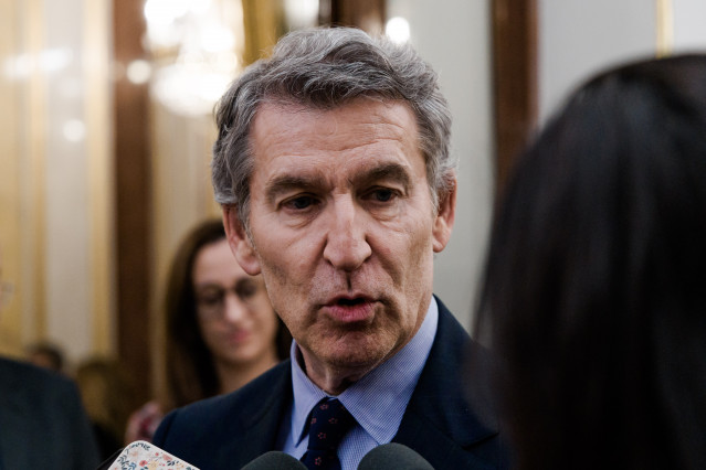 El presidente del PP, Alberto Núñez Feijóo, atiende a los medios de comunicación a su llegada a una sesión plenaria en el Congreso de los Diputados, a 24 de febrero de 2026, en Madrid (España).