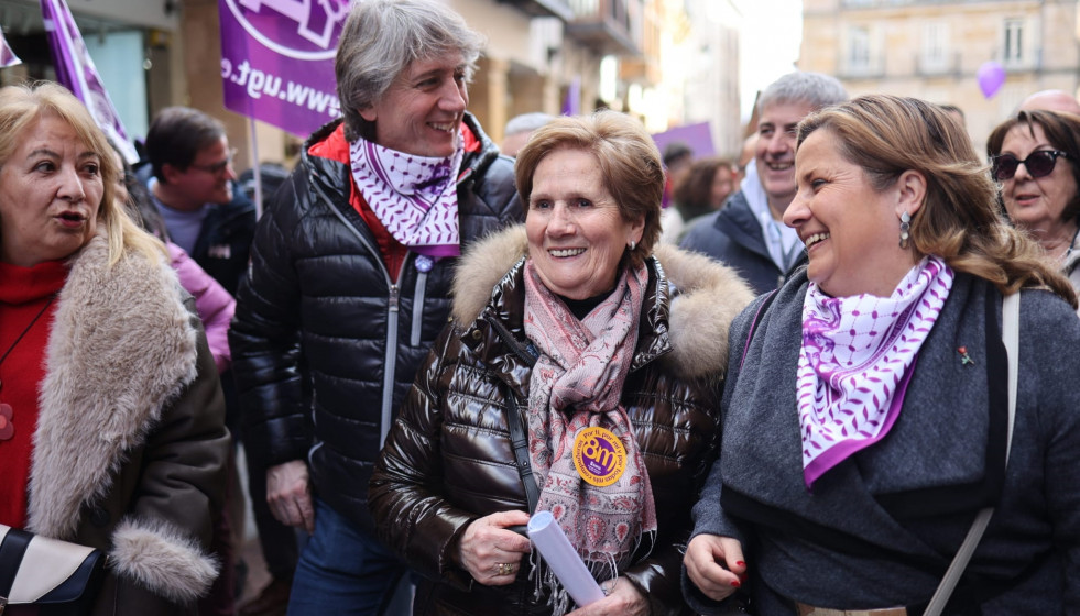 El candidato del PSOE a la Presidencia de la Junta, Carlos Martínez, participa en la concentración del 8M