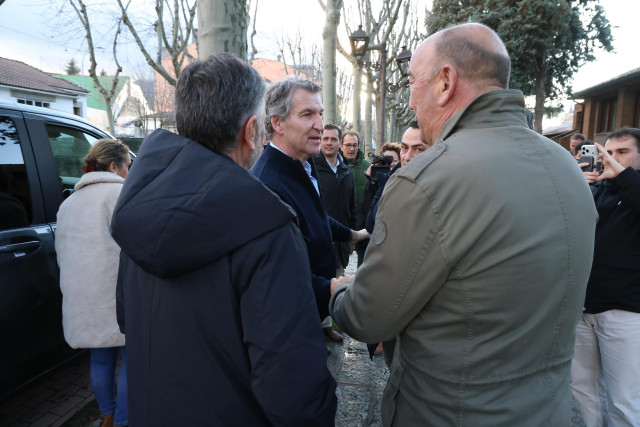 El presidente del PP, Alberto Núñez Feijóo, durante su visita a El Espinar (Segovia).