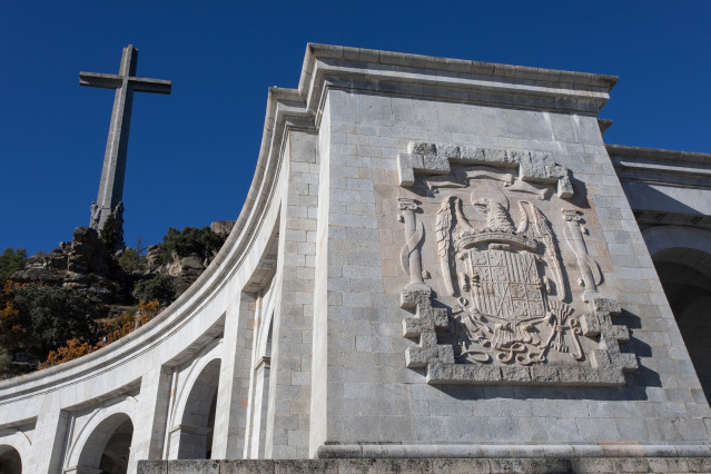 Archivo - El escudo de los Reyes Católicos esculpido en el complejo monumental del Valle de los Caídos, a 17 de noviembre de 2021, en San Lorenzo de El Escorial, Madrid (España).