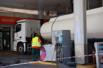 Archivo - Un camión cisterna rellena el combustible de los depósitos de una gasolinera de Sevilla