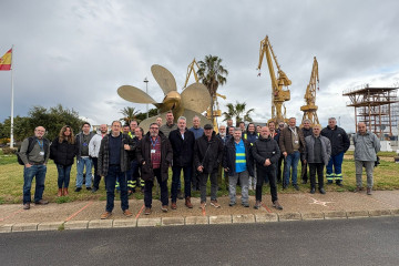 Foto conjunta de los tres comités de empresa de Navantia en la Bahía de Cádiz