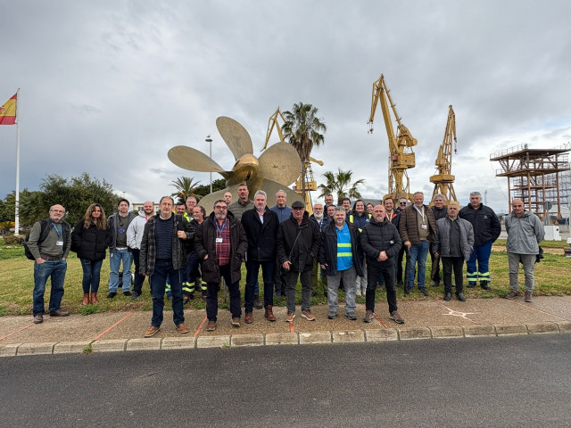 Foto conjunta de los tres comités de empresa de Navantia en la Bahía de Cádiz