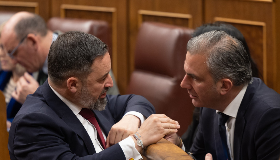 Archivo - El líder de VOX, Santiago Abascal (i) y el portavoz de VOX en el Ayuntamiento de Madrid, Javier Ortega Smith (d), durante una sesión plenaria, en el Congreso de los Diputados