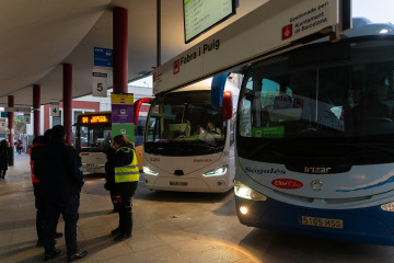 Archivo - Autobuses en la Estación de Fabra i Puig, a 23 de enero de 2026