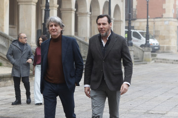 El secretario general del PSOE CyL y candidato a la Presidencia de la Junta, Carlos Martínez, y el ministro de Transportes y Movilidad, Óscar Puente, a su llegada a un Desayuno Informativo en Soria