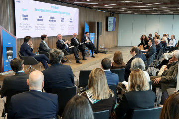 Imagen de la presentación del informe sobre regulación bancaria del Instituto Español de Analistas.