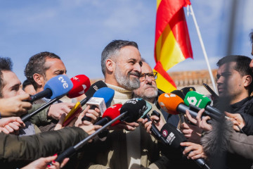 El presidente de Vox, Santiago Abascal, en declaraciones a los medios en el marco de la campaña electoral de Castilla y León.