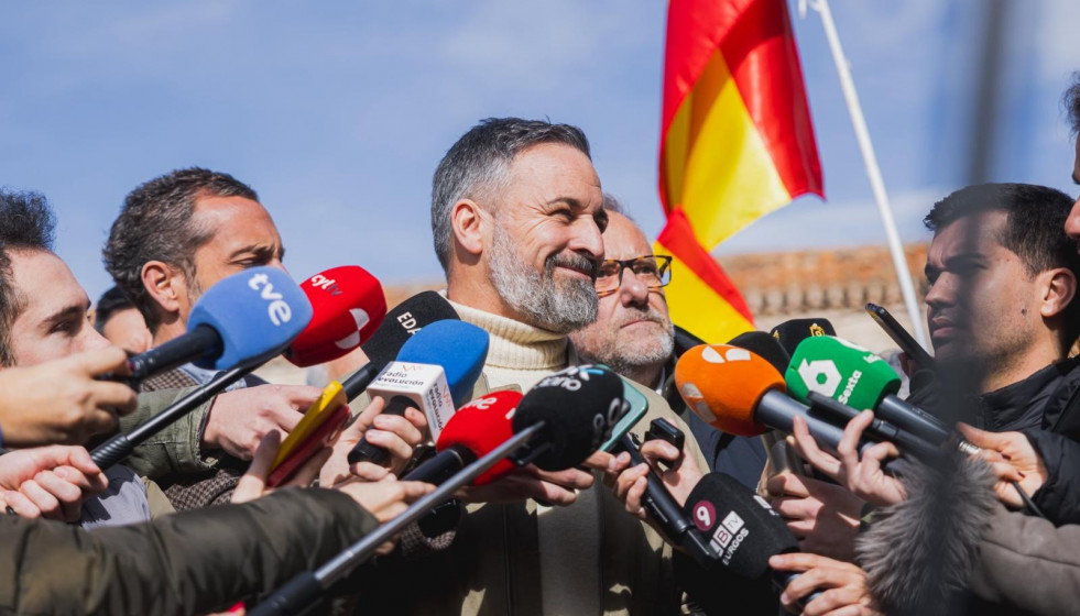 El presidente de Vox, Santiago Abascal, en declaraciones a los medios en el marco de la campaña electoral de Castilla y León.
