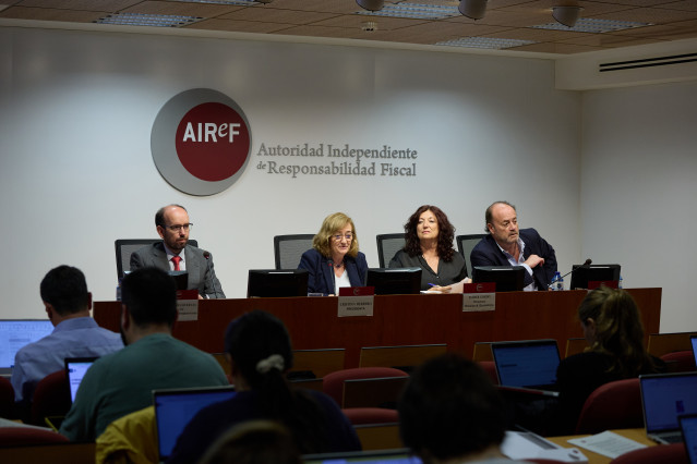 Archivo - La expresidenta de AIReF, Cristina Herrero, el director de la División de Análisis Presupuestario, Ignacio Fernández-Huertas, y la directora de la División de Análisis Económico, Esther Gordo.