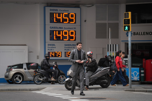 Cartel de precios en una gasolinera, a 4 de marzo de 2026, en Barcelona, Catalunya (España).