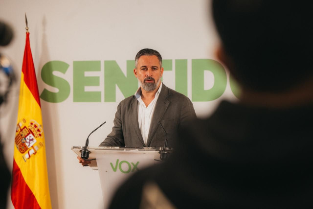 El líder de Vox, Santiago Abascal, en una declaración ante los medios en la Sierra de Gredos (Ávila), en el marco de la campaña electoral de Castilla y León.