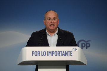 El secretario general del PP, Miguel Tellado, ofrece una rueda de prensa tras la noche electoral en la sede nacional del PP, a 8 de febrero de 2026, en Madrid (España).