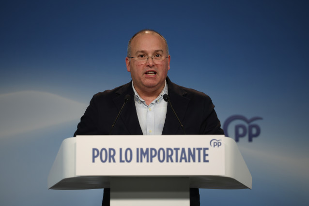 El secretario general del PP, Miguel Tellado, ofrece una rueda de prensa tras la noche electoral en la sede nacional del PP, a 8 de febrero de 2026, en Madrid (España).