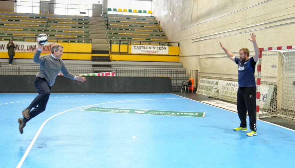 El líder del PP, Alberto Núñez Feijóo, jugando al balonmano en su visita a Nava de la Asunción (Segovia)