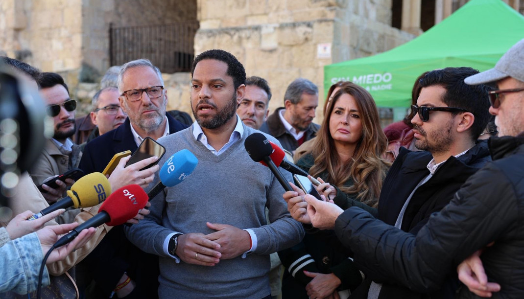 El secretario general de Vox, Ignacio Garriga, atiende a los medios en Segovia.