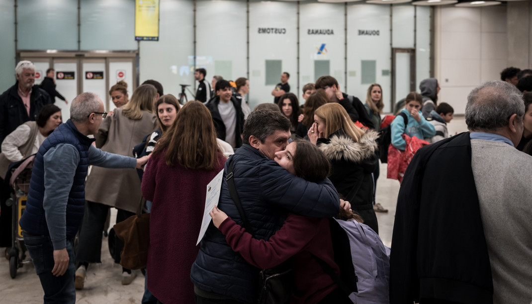 Los primeros españoles evacuados de Oriente Próximo llegan a la Terminal T4 del Aeropuerto Adolfo Suárez Madrid-Barajas, a 3 de marzo de 2026