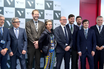 El ministro delegado de Industria de Francia, Sébastien Martin, es recibido por el alcalde de Gandia, José Manuel Prieto y visita la planta de Vicky Foods junto al secretario de Estado de Industria,