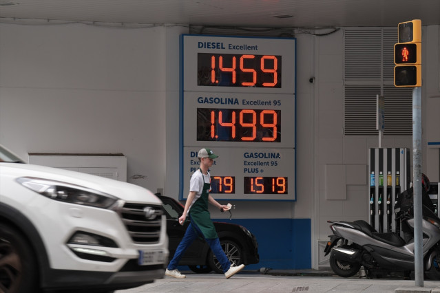 OCU insta al Gobierno rebajar el IVA de los carburantes y la energía debido al encarecimiento de los precios.