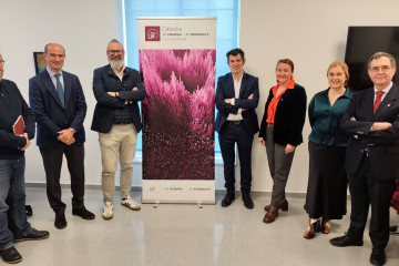 Foto de familia tras la renovación de la Cátedra Indra Sociedad Digital, en un encuentro celebrado en el Pabellón de Brasil.