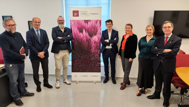 Foto de familia tras la renovación de la Cátedra Indra Sociedad Digital, en un encuentro celebrado en el Pabellón de Brasil.