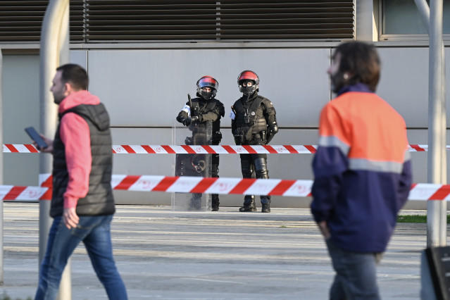 Trabajadores de Tubos Reunidos junto al Palacio Euskalduna de Bilbao