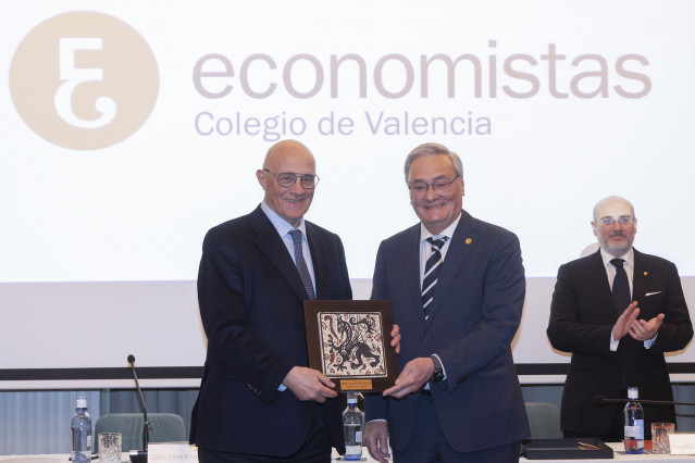 El Colegio de Economistas de Valencia (COEV) entrrga al presidente de Banco Sabadell, Josep Oliu, el galardón 'Directivo del Año' 2025