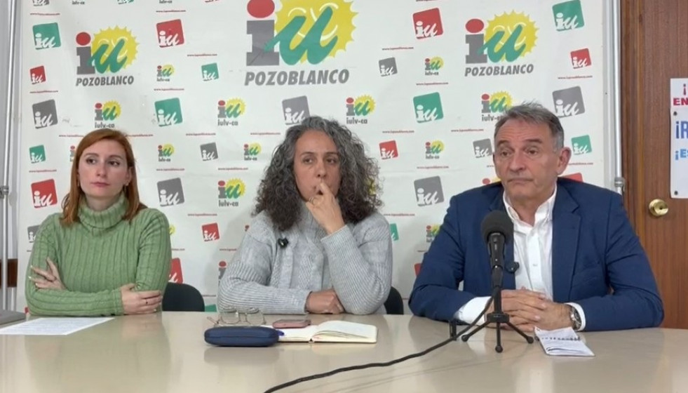 (Desde Izda.) Natalia León, Rosa María Rodríguez Y Enrique Santiago, En La Sede De IU En Pozoblanco.