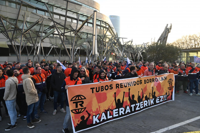 Trabajadores de Tubos Reunidos se concentran contra el ERE, frente al Palacio Euskalduna de Bilbao