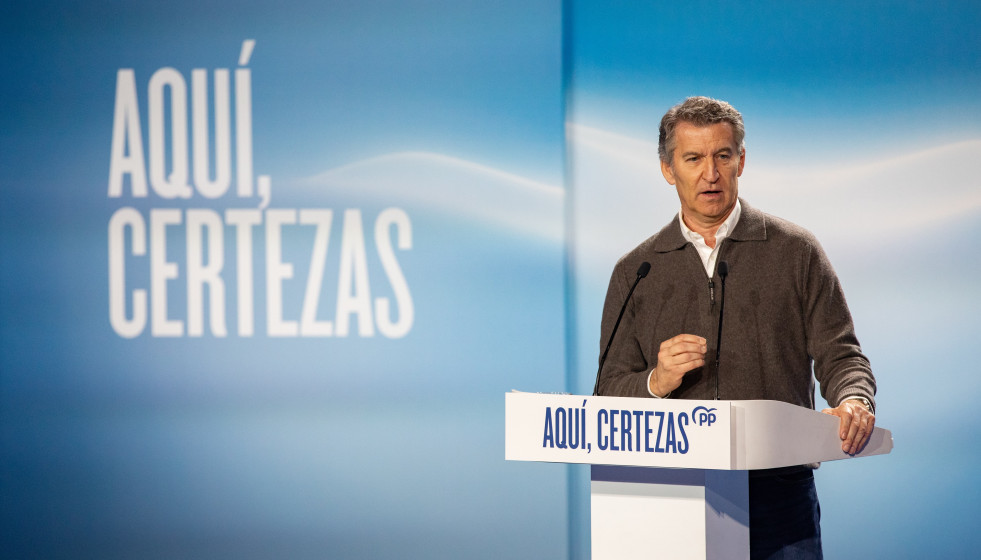 El presidente del Partido Popular, Alberto Núñez Feijóo, durante un acto de campaña, a 28 de febrero de 2026, en Ávila, Castilla León (España).