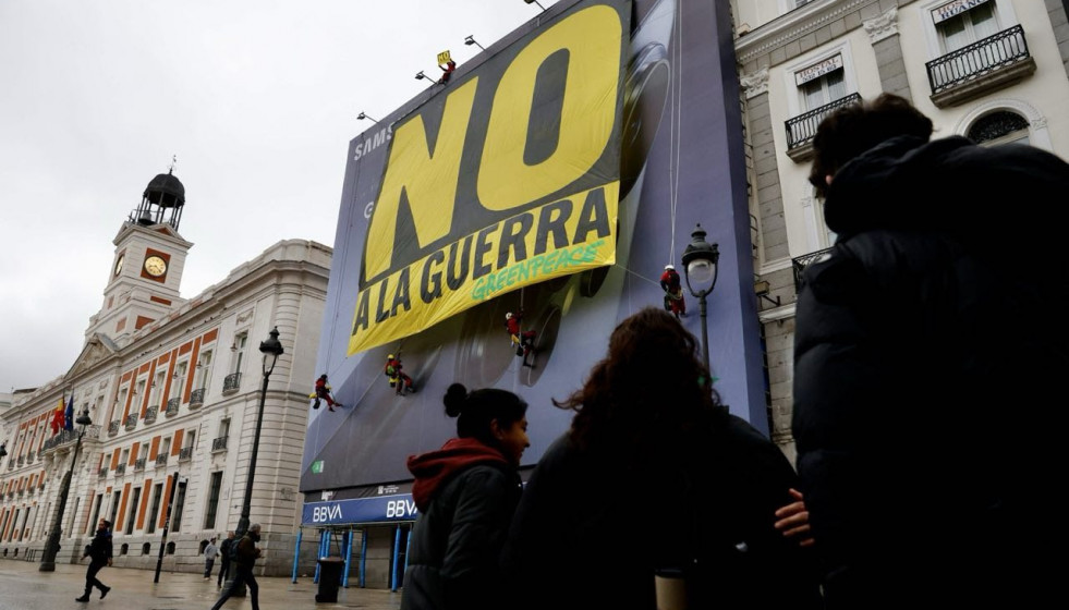 Pancarta desplegada por Greenpeace en sol.