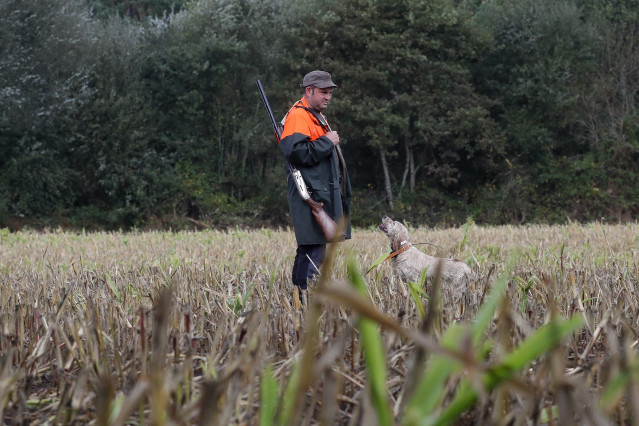 Archivo - Cazador el primer día de la temporada de caza