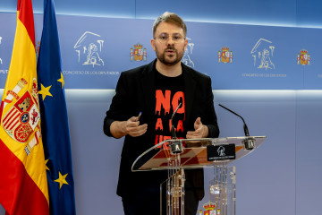 El diputado de Compromís, Alberto Ibáñez Mezquita, durante una rueda de prensa, en el Congreso de los Diputados, a 10 de marzo de 2026, en Madrid (España).