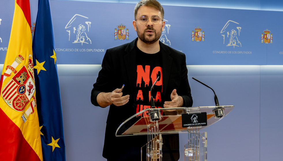 El diputado de Compromís, Alberto Ibáñez Mezquita, durante una rueda de prensa, en el Congreso de los Diputados, a 10 de marzo de 2026, en Madrid (España).