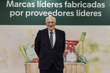 Archivo - El presidente de Mercadona, Juan Roig, posa tras una rueda de prensa para informar sobre los datos económicos de Mercadona en 2024 y sus previsiones para 2025, en Jarrods, a 11 de marzo de 