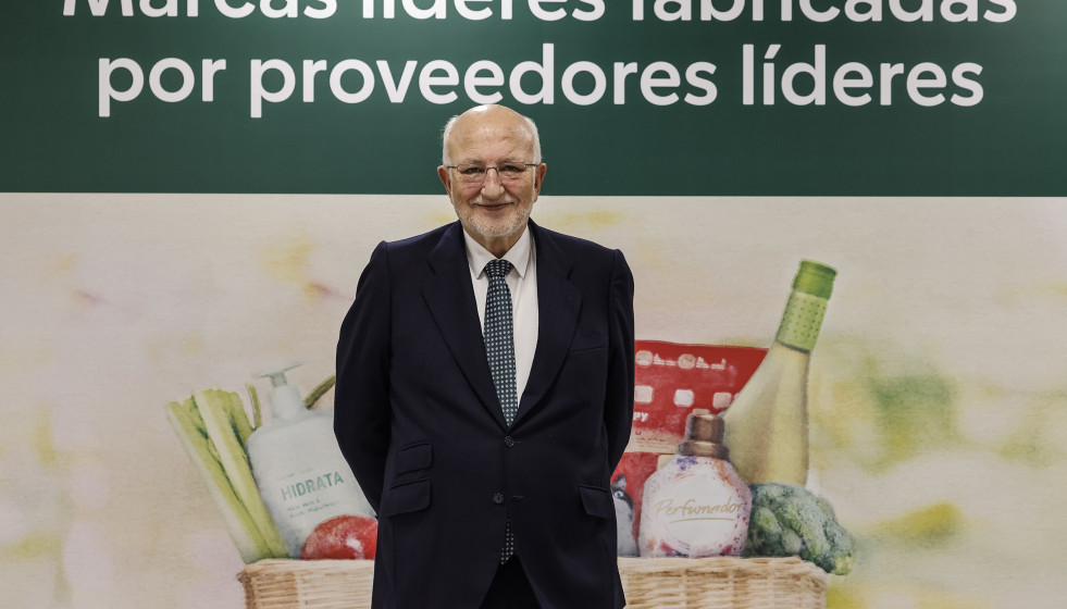 Archivo - El presidente de Mercadona, Juan Roig, posa tras una rueda de prensa para informar sobre los datos económicos de Mercadona en 2024 y sus previsiones para 2025, en Jarrods, a 11 de marzo de 
