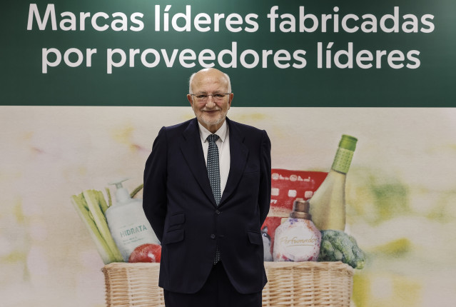 Archivo - El presidente de Mercadona, Juan Roig, posa tras una rueda de prensa para informar sobre los datos económicos de Mercadona en 2024 y sus previsiones para 2025, en Jarrods, a 11 de marzo de 2025, en Paterna, Valencia, Comunidad Valenciana (España