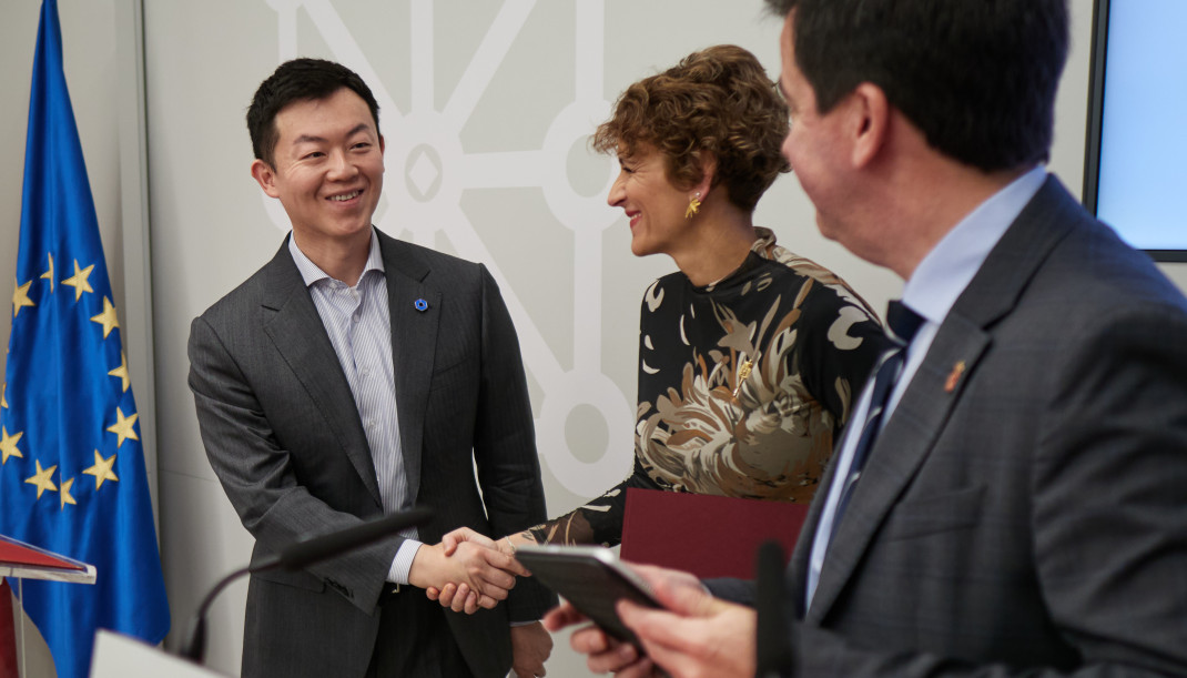 La presidenta de Navarra, María Chivite, el consejero de Industria y Transición Ecológica y Digital Empresarial, Mikel Irujo, y el director de Inversiones de Hithium, Hao Wang, durante una rueda de