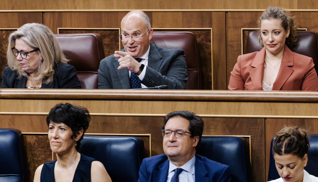 Archivo - Los ministros  Elma Saiz, Óscar López y  Sira Rego, y detrás  el secretario general del PP, Miguel Tellado,  y la portavoz, Ester Muñoz
