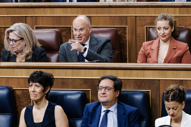 Archivo - Los ministros  Elma Saiz, Óscar López y  Sira Rego, y detrás  el secretario general del PP, Miguel Tellado,  y la portavoz, Ester Muñoz