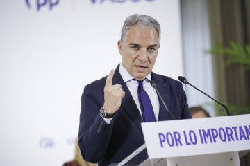 El vicesecretario de coordinación autonómica y local y análisis electoral del Partido Popular, Elías Bendodo, durante un encuentro del Partido Popular, en Vitoria