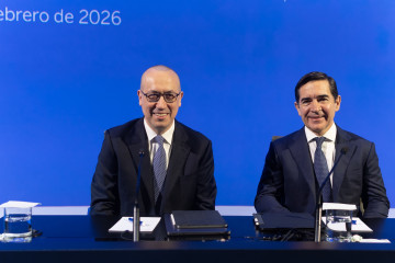 Archivo - El presidente de BBVA, Carlos Torres Vila (d), y el consejero delegado, Onur Genç (i).