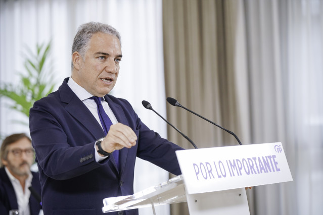 El vicesecretario de coordinación autonómica y local y análisis electoral del Partido Popular, Elías Bendodo, durante un encuentro del Partido Popular, en Vitoria